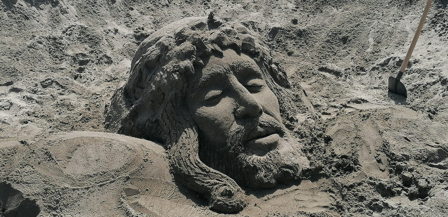 Пясъчна скулптура на Исус Христос правят днес на плажа в Бургас
