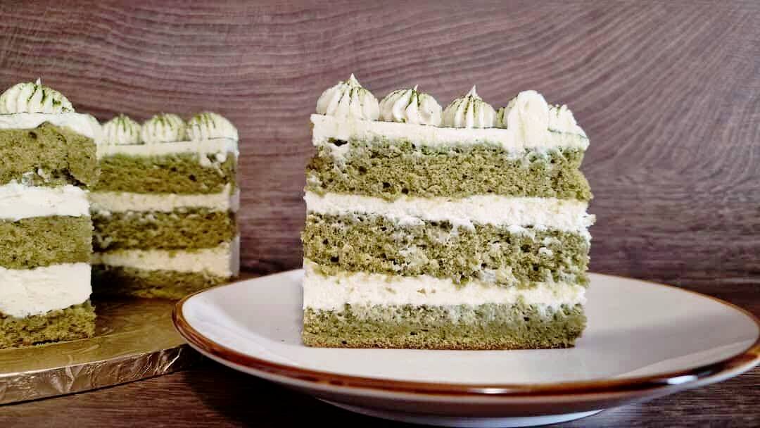 Една вкусна и лека зелена торта 🤌🍰 Торта Японска матча е свежо предложение за лятото и не само!