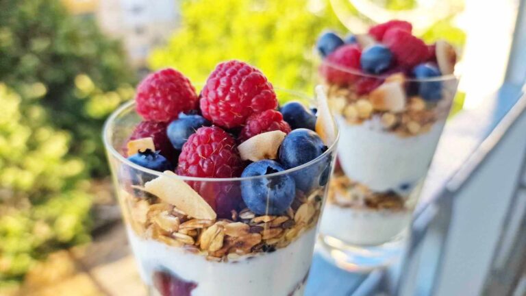 Здравословна закуска с гранола