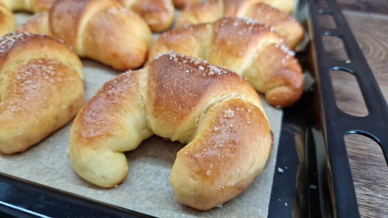 Козуначени кифлички и мъфини от едно тесто!